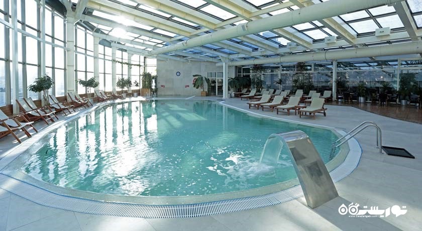 نمای کلی از استخر سرپوشیده هتل